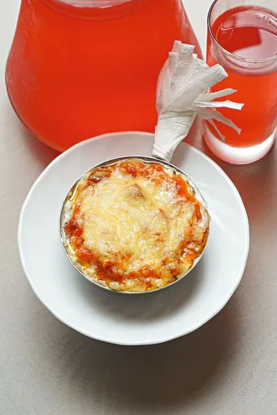 Пулярда, запеченная с помидорами