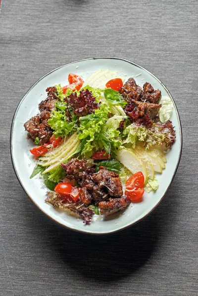 Теплый салат с печенью цыпленка