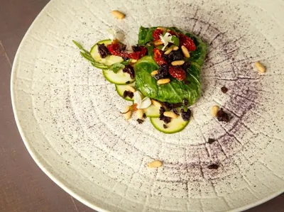 Салат латук, фаршированный креветками, на цукини