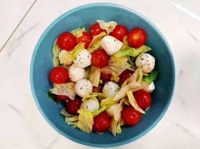 Итальянский овощной салат с моцареллой