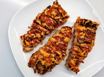 Свиная вырезка, запеченная с помидорами и сыром