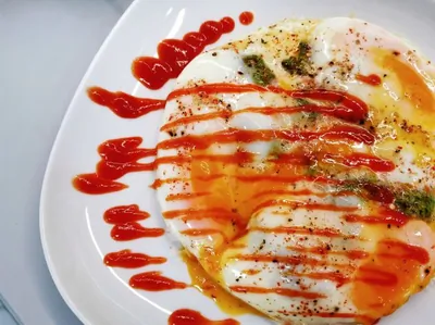 Луковая яичница с соусом песто