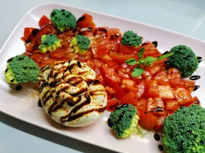 Салат из помидоров и брокколи с бурратой