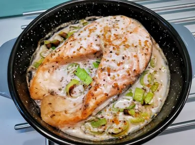 Стейк из лосося в кокосовом молоке