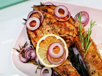 Стейк из лосося, обжаренный с розмарином