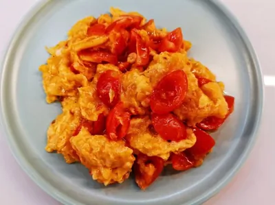 Желтковый скрэмбл с сыром и помидорами