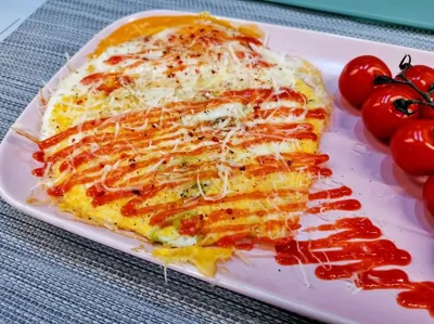 Сочная луковая яичница с сыром