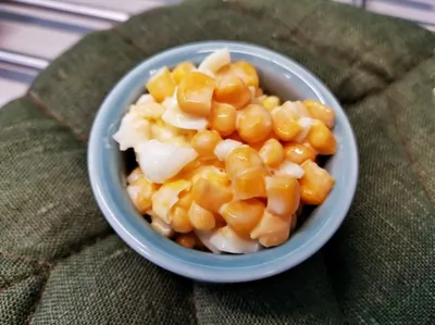 Кукурузный салат с перепелиными яйцами