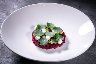 Свекольный тартар с тофу и соусом из зеленого горошка