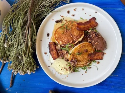 Оладьи с ганашем, мороженым и чипсами из бекона