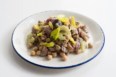 Салат с нутом и виноградом