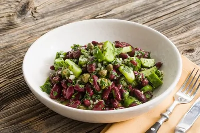 Очень простой салат с фасолью