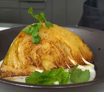 Капуста с соусом из голубого сыра