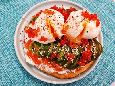 Сэндвич с яйцами пашот, авокадо и семгой