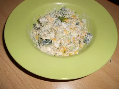 Салат с тунцом, кукурузой и огурцом