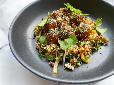 Капустная лапша с фалафелем