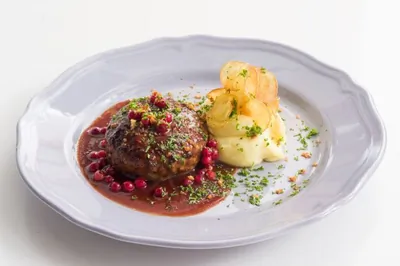 Котлеты из говядины с картофельным пюре и клюквенным соусом