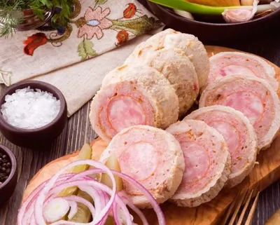 Мясной рулет с колбасой