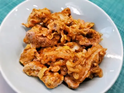 Свиной гуляш в сливовом соусе