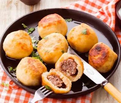 Картофельные шарики с мясом со сметаной
