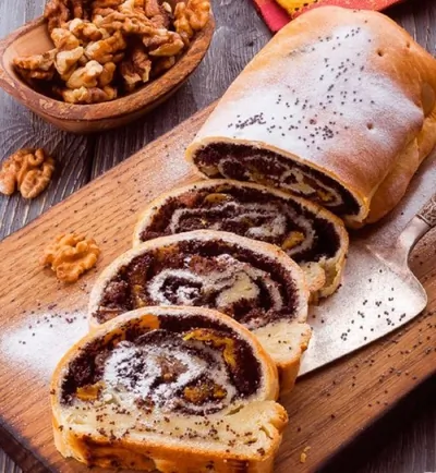 Штрудель с маком, орехами и курагой