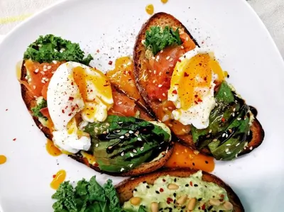 Брускетты с авокадо, семгой и яйцом пашот