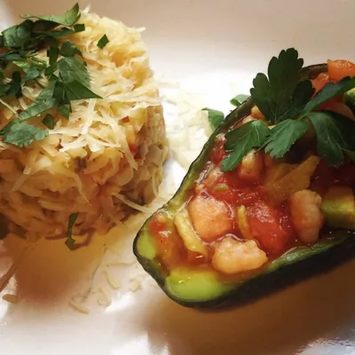 Ризотто с креветками и салатом из авокадо