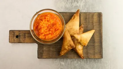 Бриуаты с курицей, черносливом и орехами