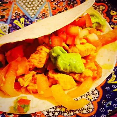 Фахитас с курицей с соусами сальса и гуакамоле