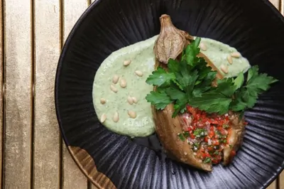 Запеченный баклажан с сальсой из томатов и соусом из зеленой тхины