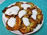 Оладьи из кабачков в сметанно-лаймовом соусе