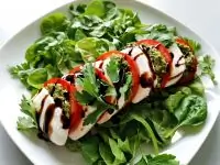 Салат капрезе со шпинатом