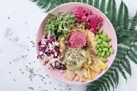 Будда-боул с артишоками, краснокочанной капустой и хумусом