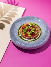 Салат табуле из амаранта с лососем и соусом дзаздики