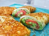 Яичный рулет с кетой и авокадо