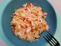 Пикантный салат из квашеной капусты с ароматным маслом