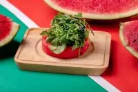 Салат с арбузом и руколой