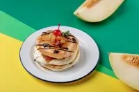 Панкейк с пряной дыней и сливочным кремом