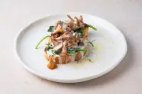 Брускетта с лисичками и кремом из пармезана