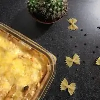 Фарфалле с кальмарами под соусом из сыра с голубой плесенью