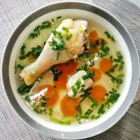 Легкий куриный бульон с морковью и луком