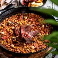 Паэлья с говядиной и беконом