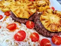 Стейкбургер с ананасом и гарниром из квашеной капусты