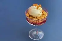 Сливовый крамбл с мороженым