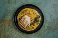 Стейк из судака с цветной капустой и соусом карри