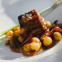 Глазированная свинина с жареными яблоками, картофелем и красным луком