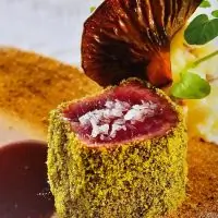 Баранина под грибным соусом с картофельным пюре и чичарронес