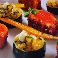 Лосось, зажаренный с морскими водорослями, цукини и пшеничными зернами