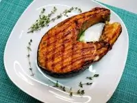 Классический стейк из красной рыбы со свежими травами