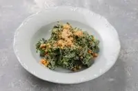 Салат кейл с копченым нутом и сырными дрожжами